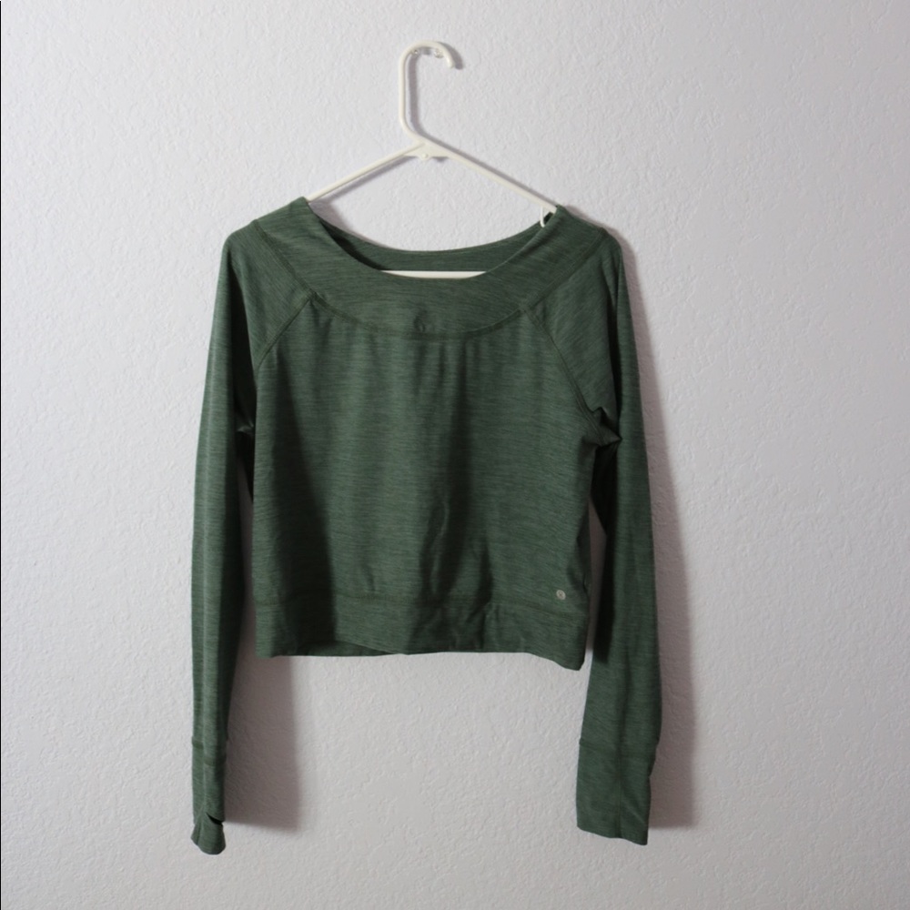 Green and gray long sleeve cropped workout tops
